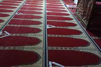 علامات التباعد الاجتماعي في المساجد 

