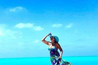 رانيا يوسف على الشاطيء بدون كمامة