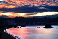 المياه السوداء» تغرق شاطئ «أكابولكو» الشهير