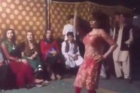 يضرب الراقصة أمام المعازيم بسبب «خلاعتها»