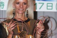 صاحبة أطول أظافر في العالم تتعرض لحادث مروع 
