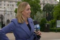 صادم.. مراسلة تتعرض لهجوم مسلح على الهواء 
