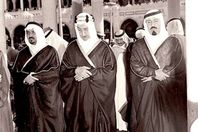 صورة نادرة للملك فيصل والملك عبد الله في الصلاة بالحرم