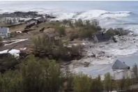 البحر يبتلع المنازل والسكان يصارعون الموت