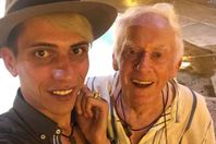 وفاة نائب كنيسة إنجلترا المتزوج من شاب
