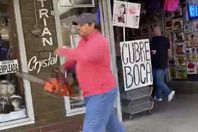 أمريكي يهدد المتعاطفين مع جورج فلويد بـ «منشار»