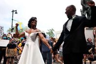 أمريكيان يحتفلان بزفافهما خلال مظاهرات «جورج فلويلد»