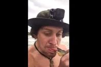 فيديو صادم..  ثعبان يغلق فمه على لسان صياد