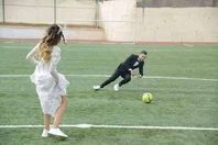 حارس مرمى شهير يحتفل بزفافه مع عروسه