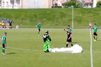 مظلي يقفز في أرض الملعب