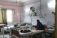 عملية جراحة لامرأة مسنة