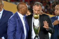 محمود-الخطيب-ورئيس-كاف-e1653945944186-750x470