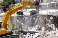 جرافات إسرائيلية تهدم 7 منازل فلسطينية من الصفيح بالأغوار الشمالية