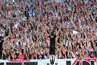 جماهير الزمالك تستقبل الفريق بمطار دبى