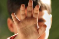 شاهد.. ما فعله شاذ بطفل بعد فشله في اغتصابه