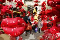 حملة اندونيسية على مستلزمات عيد الحب