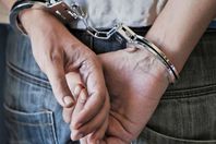 شرطية بمايوه "بكيني" تلقي القبض على لص