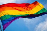 طبيب يرفع علم المثليين على منزله بجدة