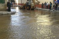 بالصور.. انفجار الخط الرئيسى للصرف الصحى بمدينة سمسطا