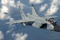 بالفيديو..مقاتلة روسية تحلق على بعد 10 أقدام من طائرة استطلاع أمريكية