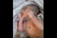 بالفيديو.. يعثر على رضيع بجانب القمامة بالحبل السري