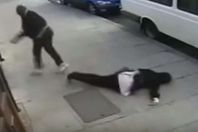 شاب ركل محجبة بوحشية