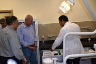 محافظ أسوان يتفقد المستشفي العام الجديد