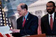 اقتراح قانون بعزل "ترامب"