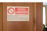 اللافتة على باب مقربابا الفاتيكان