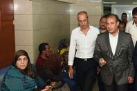 بالصورمحافظ الإسكندرية يزورمصاب كنيسة القديسين