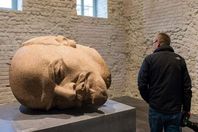 قطع رأس تمثال لينين