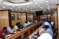 أصحاب الورش والمصانع  بأسوان يعرضون مشاكلهم علي المحافظ
