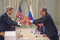 كيرى ولافروف يتادلان الهدايا