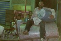 أحد أبناء القرية يبحث عن مصدر للمياه