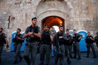 جنود الاحتلال يغلقون مداخل المسجد الاقصى