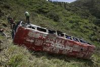 مصرع 28 شخصًا في انقلاب حافلة