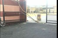 بوابة إليكترونية من جذع شجرة وبرميل بسوق سفاجا