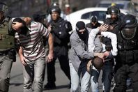 قوات الاحتلال تعتقل فلسطينيين