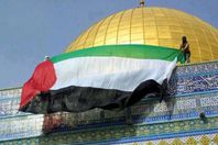 رفع العلم الفلسطيني فوق المسجد الأقصى