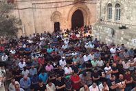 آلاف الفلسطينيين يؤدون الصلاة بالأقصى