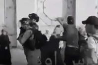 طفل فلسطيني يضرب جندي إسرائيلي