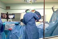 نجاح أول جراحة مخ وأعصاب