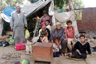 أسرة داخل خيمة تعيش مع التعابين