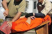 عملية إيهام بالغرق يقوم بها عنصران من المخابرات الأمريكية بحق معتقل