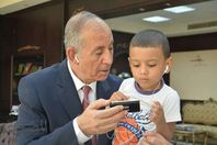 صورة المحافظ مع الطفل الأصم