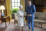 رئيس وزراء كندا والملكة اليزابيث