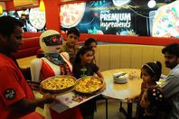 ريبورتات تقدم الطعام للزبائن في باكستان