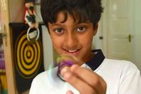 صبي بريطاني يتفوق في الذكاء على أينشتاين