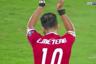 الجماهير تحيي متعب