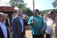 إهداء سيف لرئيس فنزويلا من طاقم قيامة أرطغرل